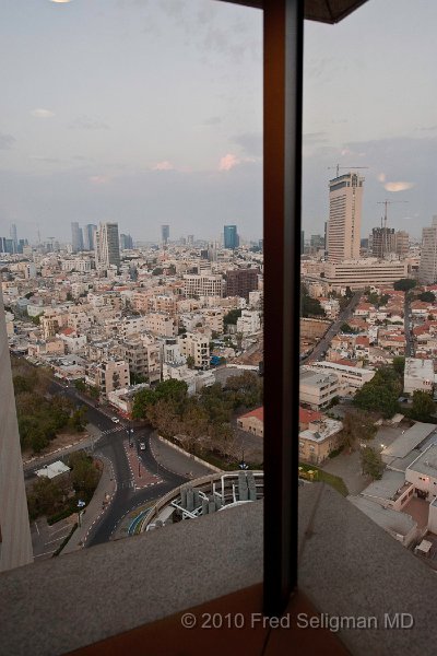 20100416_191145 D3.jpg - Shabbat.  One can see 2 cars moving and a few people on the street.  From David Intercontinental Hotel, Tel-Aviv